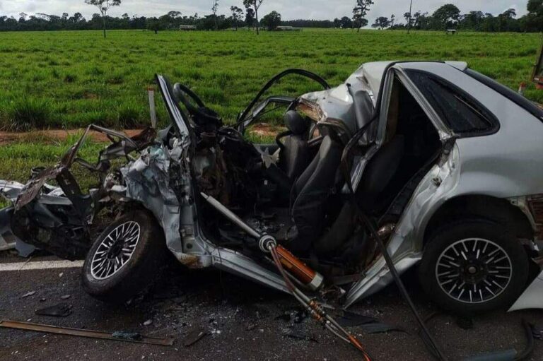 Homem perde a vida ao bater de frente com caminhão
