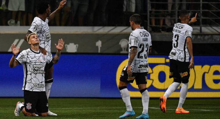 Roger Guedes comemora fase artilheira