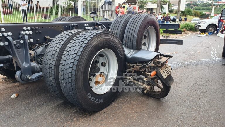 Motociclista morre ao entrar em rodado traseiro de caminhão