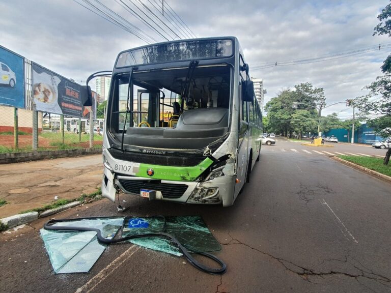 Batida entre dois ônibus deixa 12 feridos em Maringá