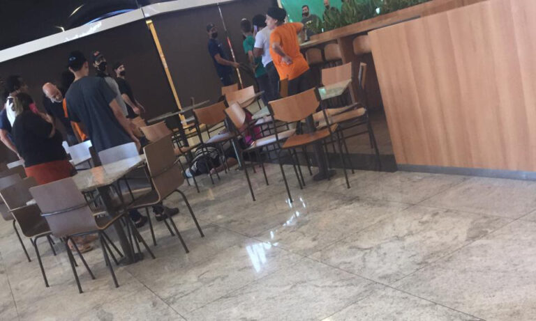 Executado na praça de alimentação do Shopping Catuaí