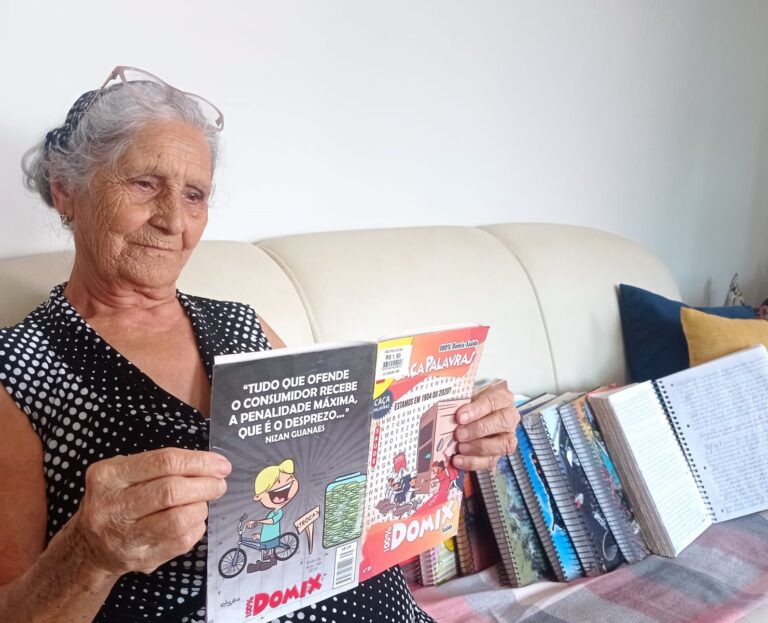 Dona Maria aprendeu a ler e escrever copiando a Bíblia