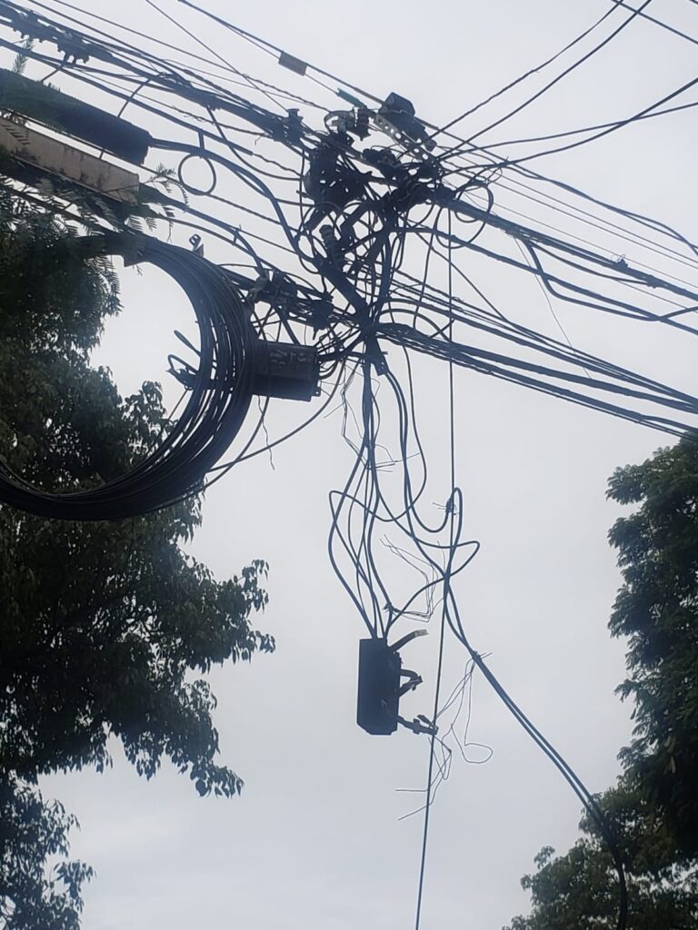 Fios soltos na avenida provocam acidente grave em Maringá
