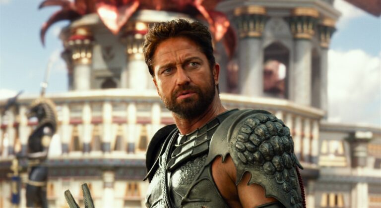 Astro de “300” revela relações com homens, mas nega ser gay