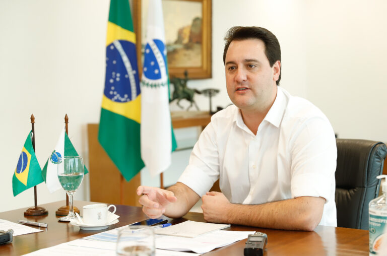 Governador sanciona lei que flexibiliza uso de máscaras; decreto libera uso em espaços abertos