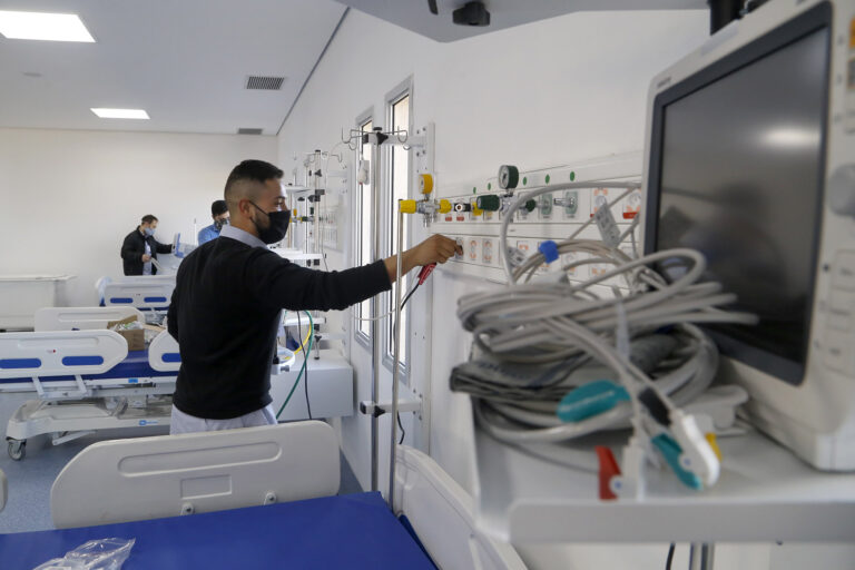 Em dois anos de pandemia, Paraná investiu R$ 1,6 bilhão no combate à Covid-19