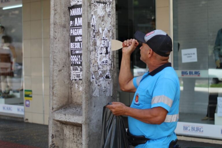 Prefeitura de Maringá inicia limpeza de cartazes em postes nas vias públicas