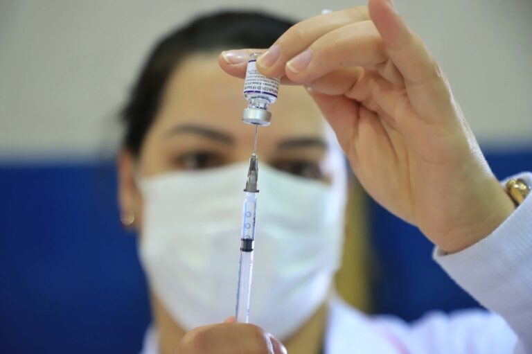 Paraná vai aplicar quarta dose contra a Covid-19 na população acima de 80 anos