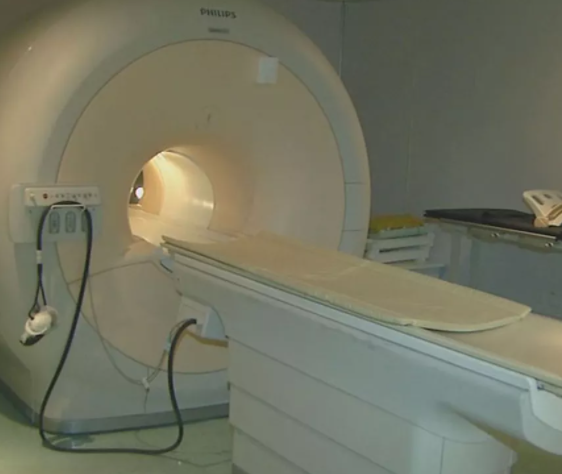 Mulher é esquecida em máquina de ressonância magnética