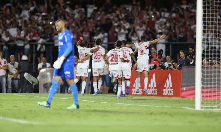 São Paulo vence o Palmeiras e abre vantagem para final
