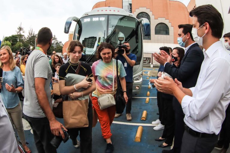 Paraná recebe 29 refugiados da guerra na Ucrânia e cria força-tarefa com serviços de apoio