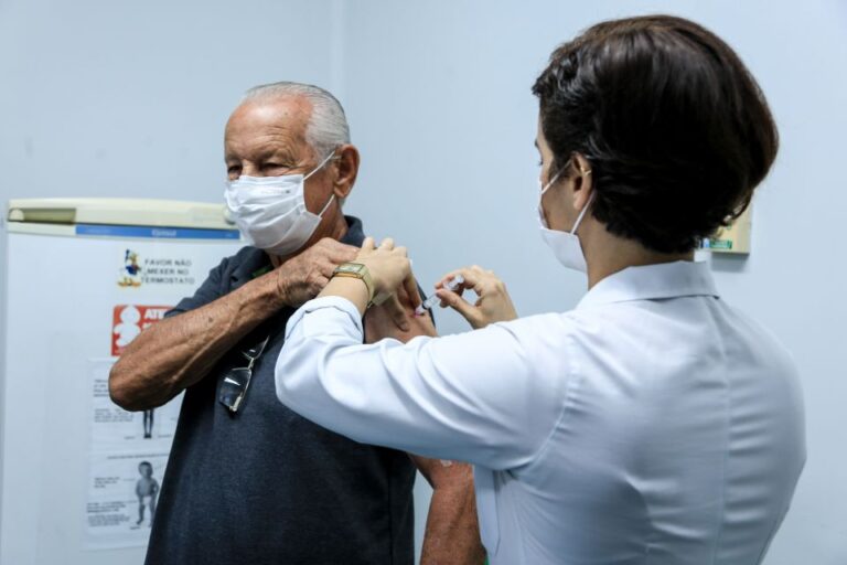 Maringá começa aplicação de 4ª dose de pessoas com 80 anos ou mais