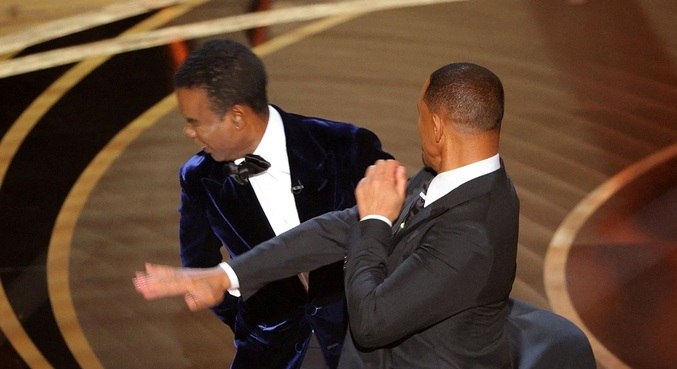 Will Smith dá tapa na cara de Chris Rock