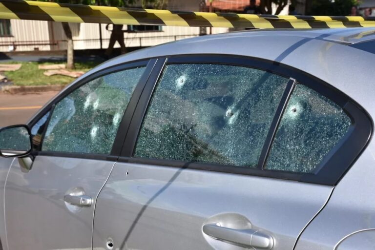 Família tem carro alvejado em plena luz do dia, pai e mãe ficaram feridos