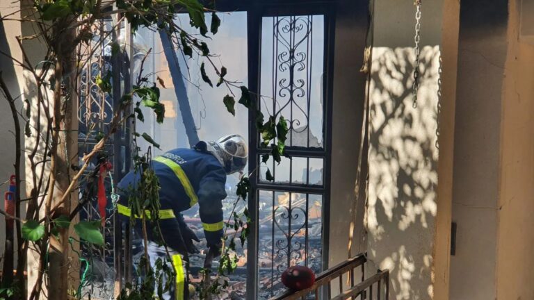 Vizinho resgata idosas de casa em chamas