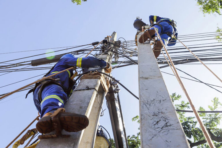 Copel religa luz de 99% dos domicílios que foram atingidos pelo temporal, em Maringá