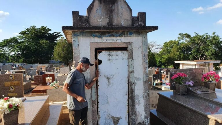 Homem ganha casa após 15 anos dormindo no cemitério