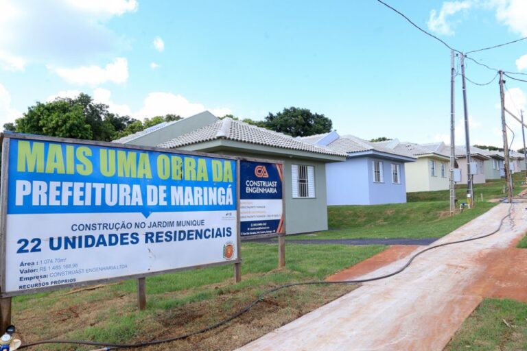 Prefeitura entrega chaves de casas populares para 22 famílias