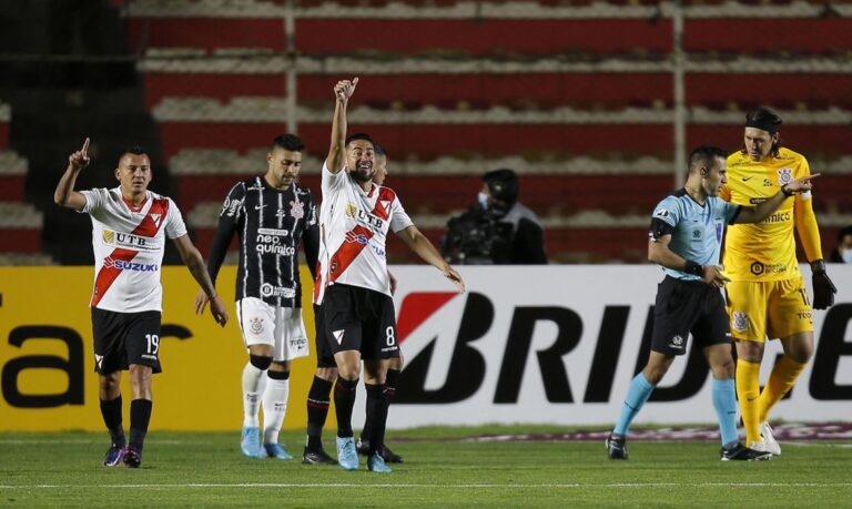 Corinthians perde na estreia da Libertadores