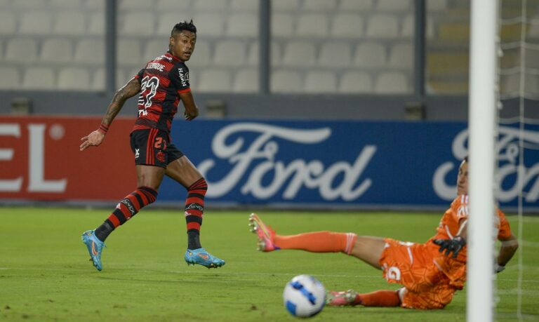 Flamengo vence Sporting Cristal por 2 a 0 na Libertadores