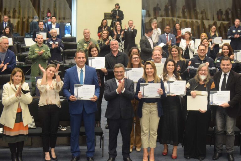 Profissionais da saúde são homenageados na Alep