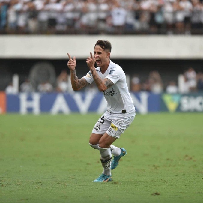 Santos vence e assume liderança do Brasileiro