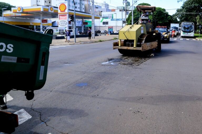 Prefeitura começa operação ‘tapa-buraco’ na Avenida Colombo