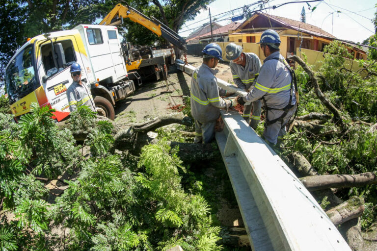 Equipes seguem com força-tarefa para reparar estragos do temporal