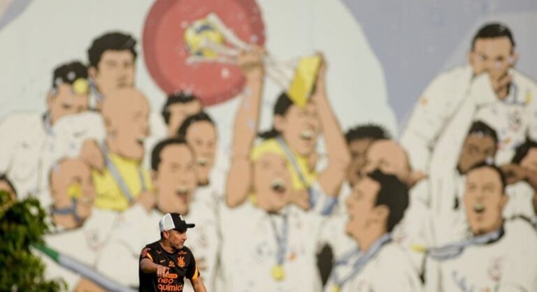 Vítor Pereira supera turbulência e completa 10 jogos pelo Corinthians