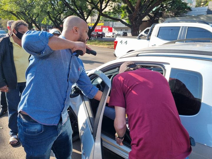 Jovem dirige na contramão e provoca acidente em avenida movimentada