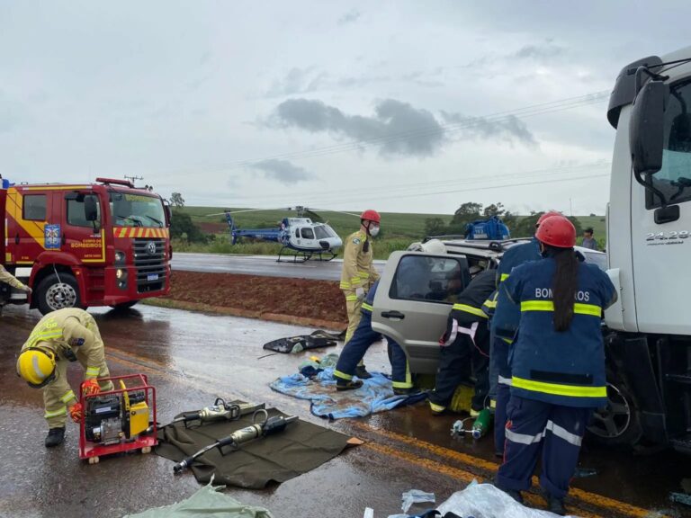 Choque frontal deixa três pessoas feridas na PR-323 