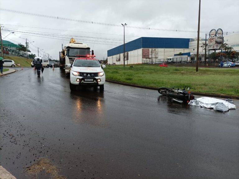 Motociclista morre ao cair embaixo de caminhão
