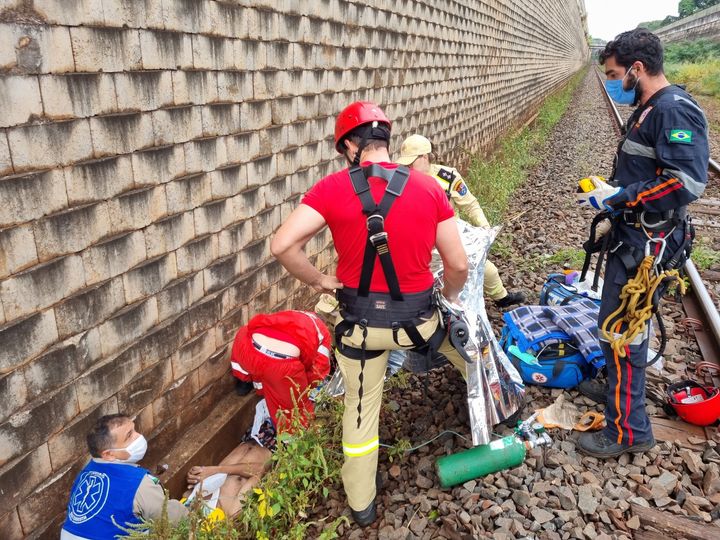 Homem é encontrado com hipotermia em linha de trem