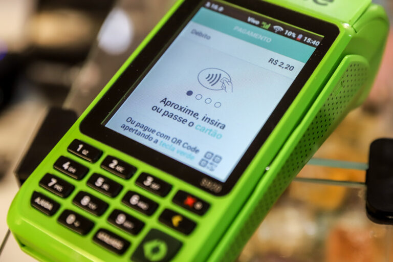 Procon-PR alerta consumidores para o golpe do cartão trocado