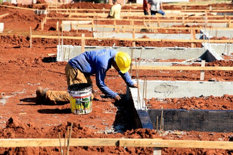Programa inicia construção de 20 casas populares no Jardim Europa