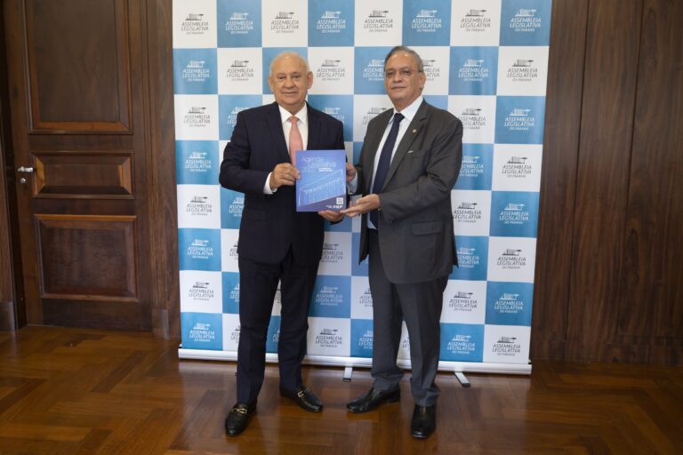 Fiep entrega Agenda Legislativa da Indústria 2022 ao presidente da Assembleia