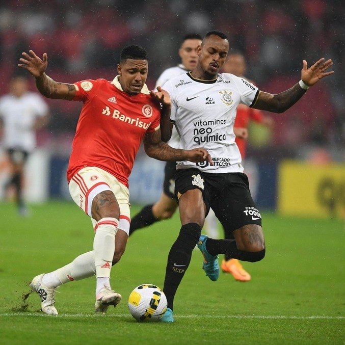 Corinthians empata com o Inter e segue líder