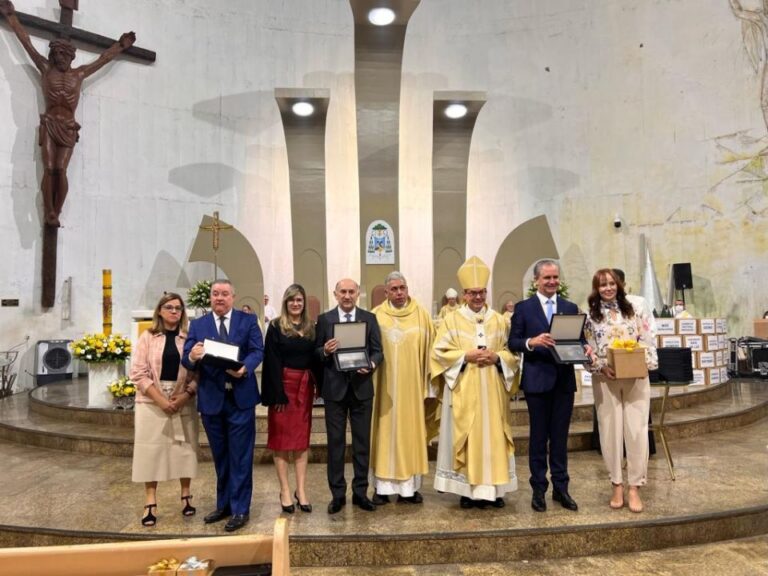 Prefeitura prestigia solenidade comemorativa ao Jubileu de Ouro da Catedral de Maringá