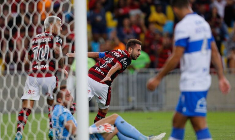 Flamengo derrota Universidad Católica e se classifica