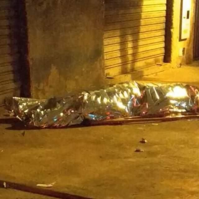Homem é encontrado morto em calçada