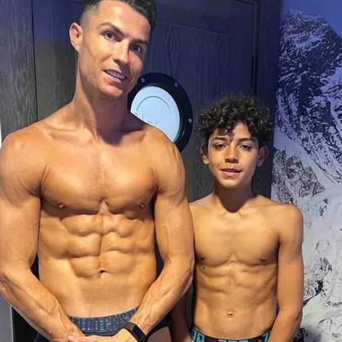 Filho de Cristiano Ronaldo mostra boa forma ao lado do pai