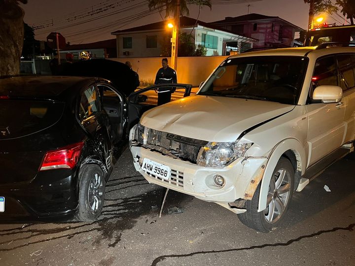Provoca acidente, mente sobre seu nome e foge