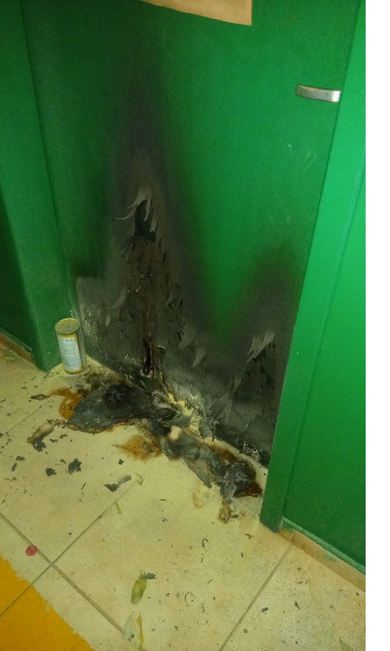 Ladrão arromba e toca fogo em escola