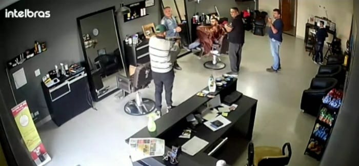 Barbeiro e cliente são executados a tiros