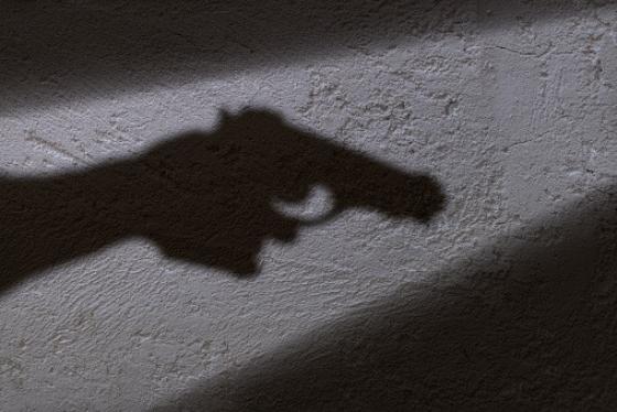 Criminoso estupra moça na frente do namorado