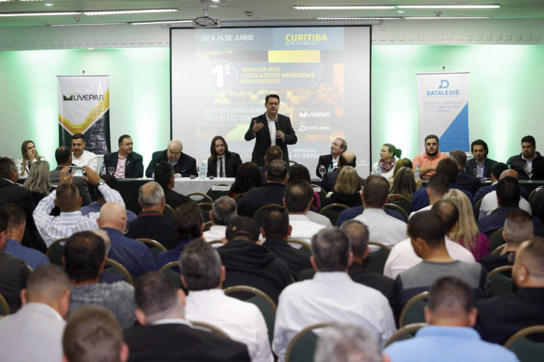 Em evento com vereadores de todo o Paraná, governador destaca diálogo como princípio
