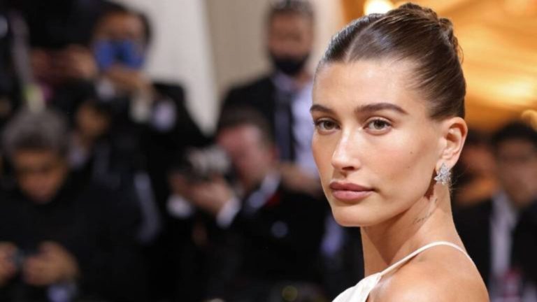 Hailey Bieber é processada por uso de marca registrada de roupa