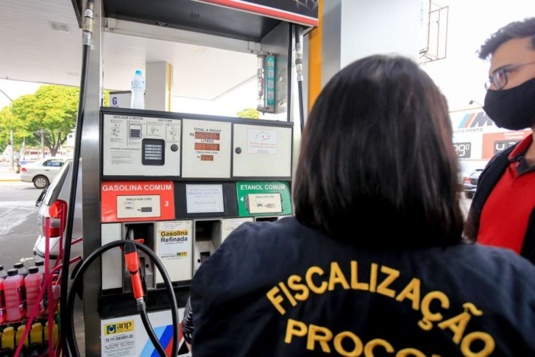 Procon vistoria 54 postos de combustíveis
