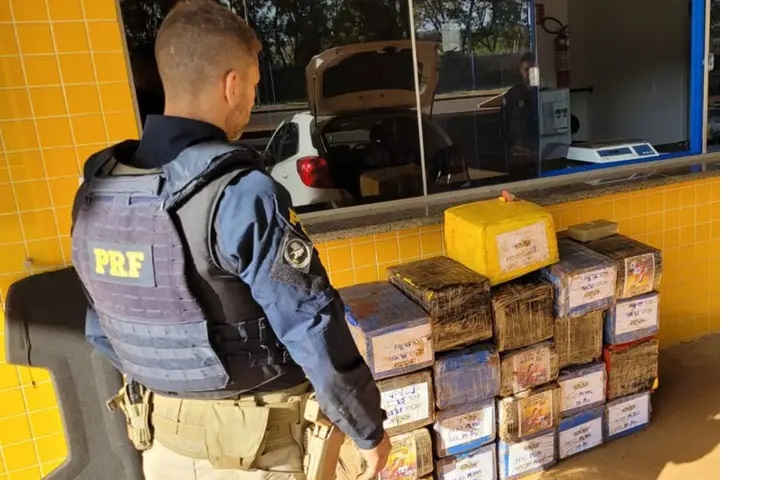 Traficante abandona carro com drogas