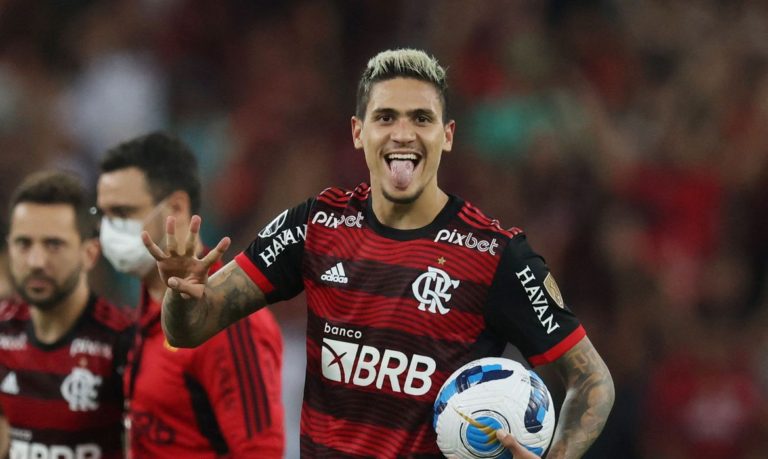 Flamengo goleia e avança na Libertadores